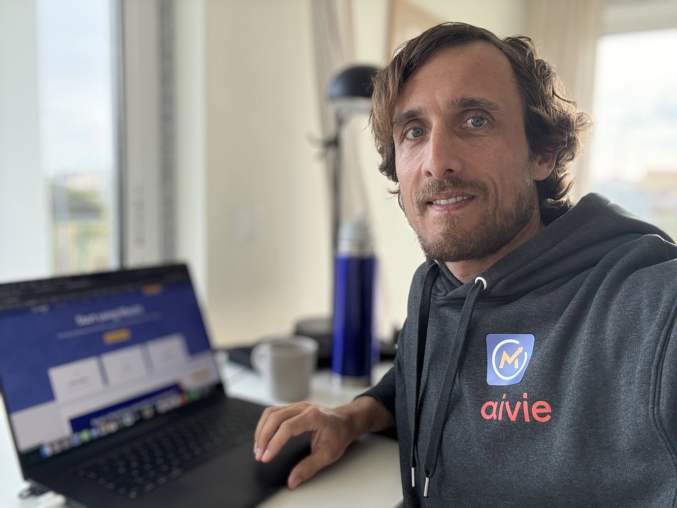 Pressebild: Proposing Adrian Schimpf